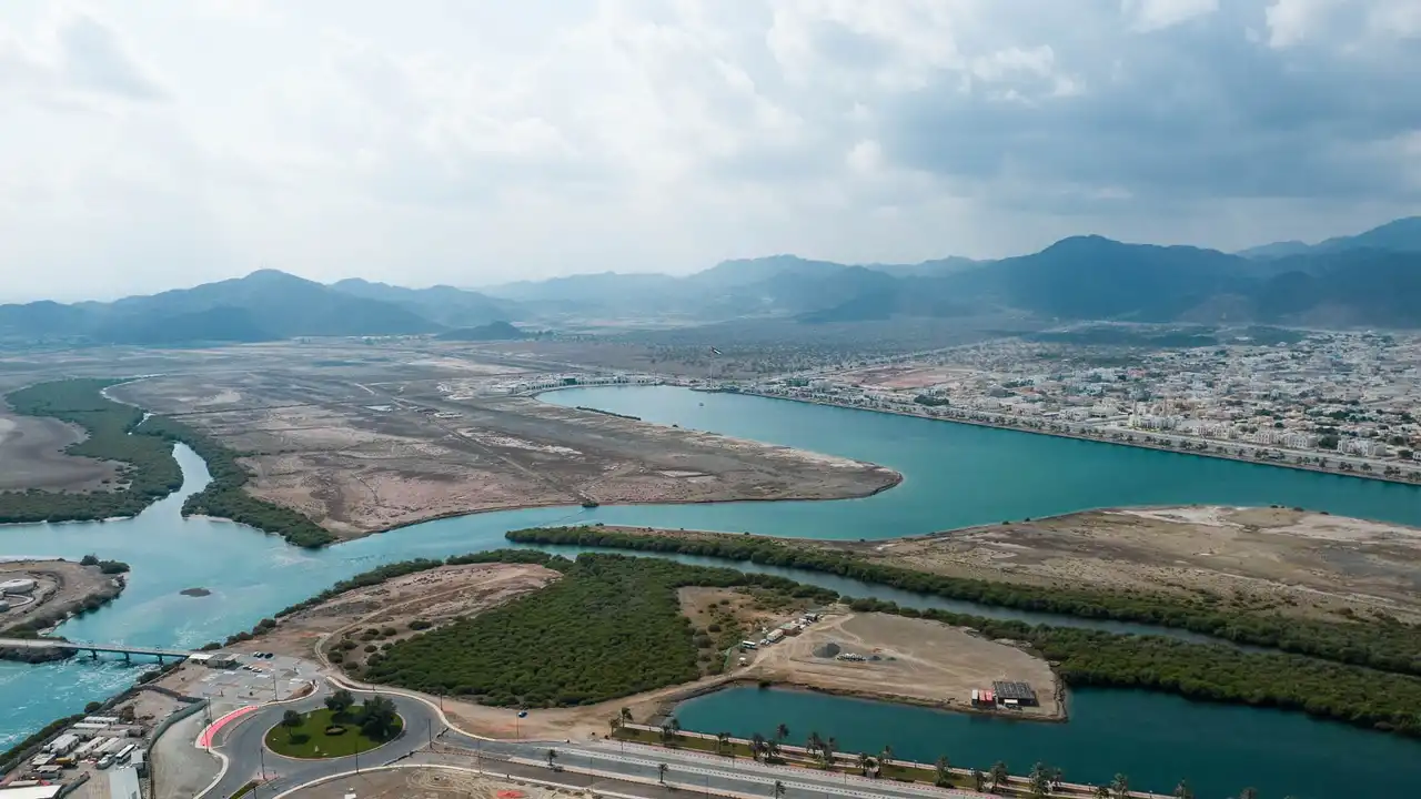 طقس الغد يشهد أجواء صحوة إلى غائمة جزئياً مع اضطراب في حالة البحر